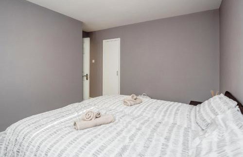 Remaj Serviced Accommodation, sleeps 7 & free parking - Foto 17