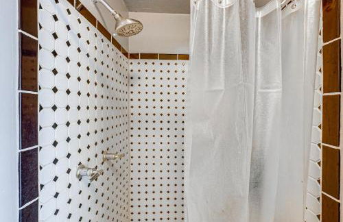 Spacious Vintage Gem with Sunroom in Manistee! - Foto 34