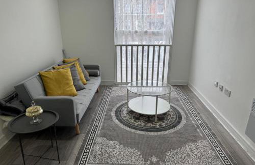 Epsom High Street Apartment 3 - Photo 3