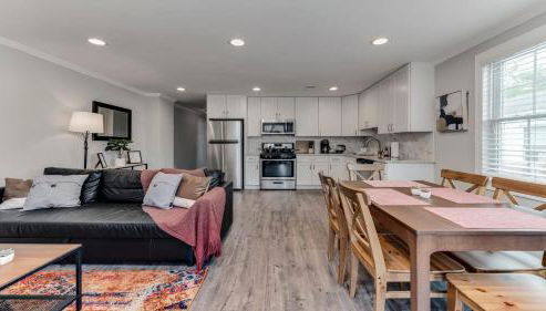 Stylish 3BR 3BA Colonial House by CozySuites - Foto 4