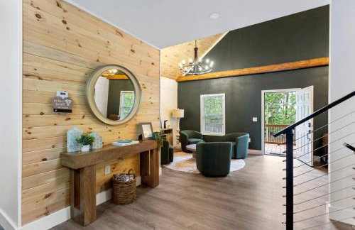 Stylish Lakehouse with Black-and-White Modern Design near Lake Hartwell, Clemson SC - Foto 6