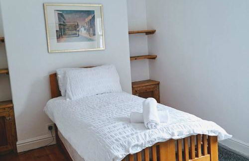 Stunning 3BD Victorian House in Bramhall Village - Photo 23