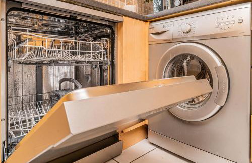 Spacious 5BR House 3 Bathrooms ideal for CONTRACTORS free PARKING - Photo 9