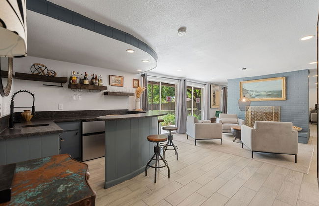 Spacious Family Home w Pool Hot Tub Large Yard - Photo 14