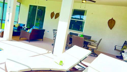 CozyCove near Disney Universal Pool Home Sleeps 10 - Foto 5, sunbed