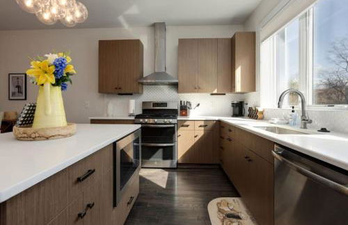 Modern Townhome, Large Game Room with Ping Pong, 10min to Downtown! Sleeps 10! - Foto 7