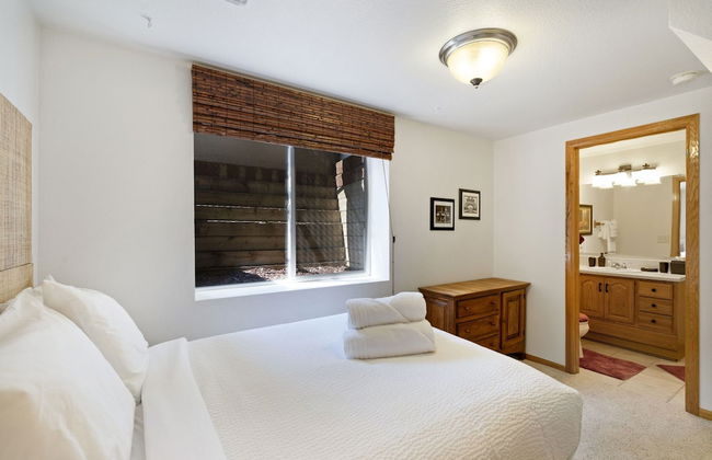 Parkside Gardens | Shady Private Yard W/ Hot Tub! - Foto 5