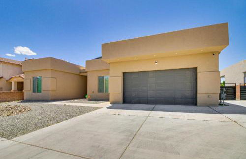 Poolside and Hot Tub Lounging Luxe Rio Rancho Home - Foto 36
