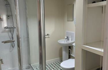 Yellow sunflowers flat in Stroud - Foto 5