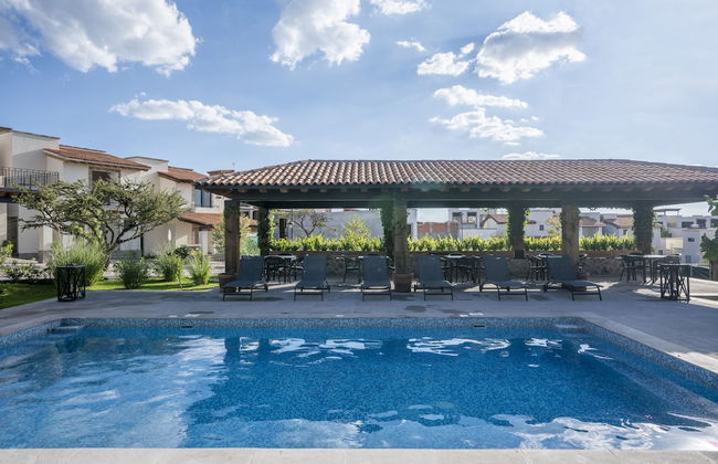 4BR Oasis with Pool & Gym at Nueva Escondida - Foto 24