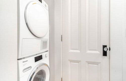 Charming Victorian Oasis with an Elegant and Spacious Haven - Foto 30