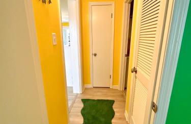 Stylish 2BR Condo Near Beach, Large Pool & Patio, Pet Friendly - Foto 30