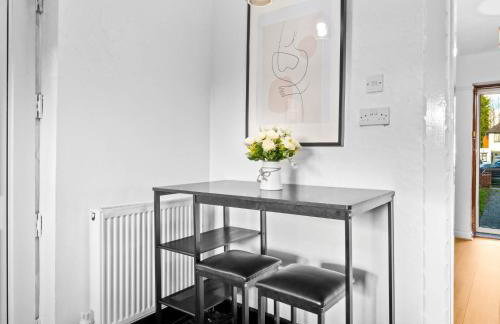 Stylish Four Bed House - 7 Guests - Garden - Parking - Netflix 802W - Foto 7