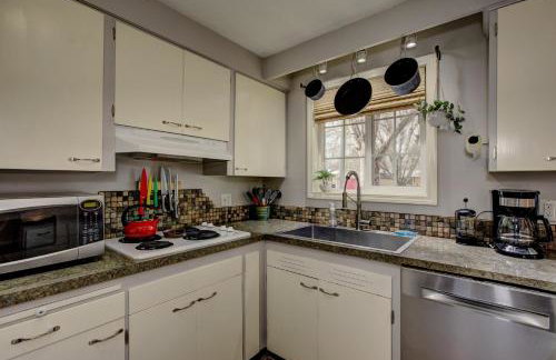 Sunset Home perfect for extended stays with fully fenced in yard, designated office, two living rooms, located across from Boise Foothills and close to Bogus Basin in Boise's North End - Photo 12