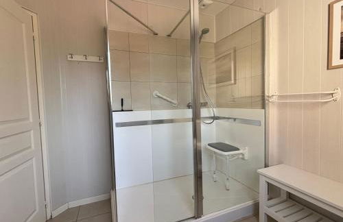 La clé des champs Maison plain pied lumineuse bien équipée, séjour spacieux, belle terrasse aménagée, garage, grand jardin clos, parking, près de Bayeux et Omaha Beach, chiens bienvenus - Foto 32