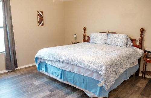 Rest Easy Retreat - 2BR Near SHSU - Pool - WiFi - Free Parking - Foto 52