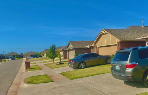 Cheerful 3 Bdrm space, 2 bath!. You gotta love it! - Photo 40