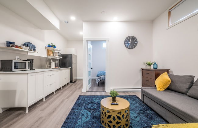 Spacious Newly Renovated 1 Bedroom Suite - Photo 1