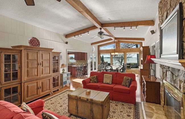 Bear Creek Lodge by Avantstay Lakefront + Dock - Photo 3