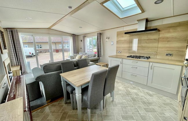 Prime Location 3-bed Chalet in Seal Bay, Selsey - Photo 8
