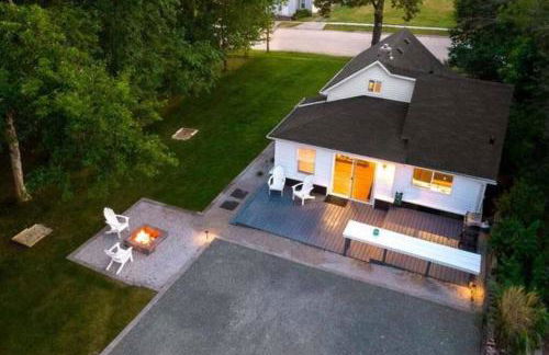 Hometown Haven- 3 bedroom, Large Yard, Firepit - Foto 1