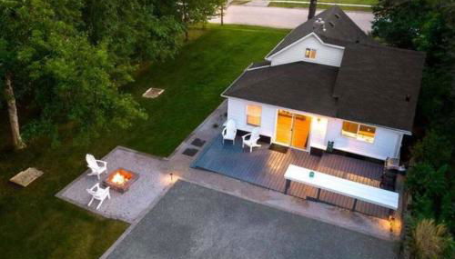 Hometown Haven- 3 bedroom, Large Yard, Firepit - Foto 1