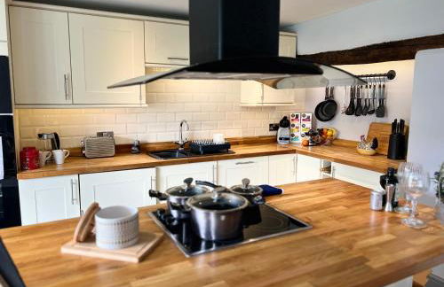 Spacious 4 Bedroom Farmhouse - Photo 29