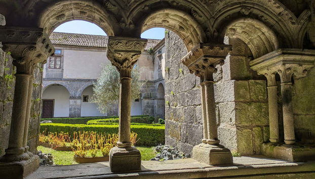 Cloître roman de la Collégiale de Santa María del Sar