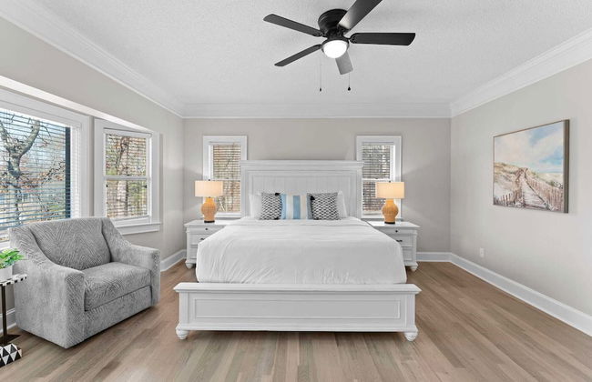 Winding Down by Avantstay Sleeps 20 + Dock, View - Photo 24