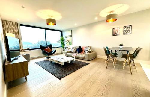 1 Min Walk to the Best Beach! Stunning New 2 Bedroom Apartment - Great Location - FREE Parking - Fast WiFi - Smart TV - sleeps up to 4! Close to Purbeck, Corfe Castle, Sandbanks, Poole & Bournemouth - Foto 2