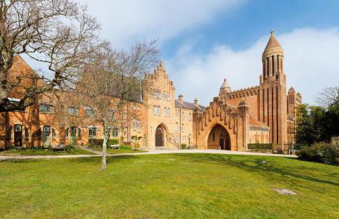 The Old Abbey Farmhouse - Stay at Quarr Abbey Monastery - Pet-Friendly Farmhouse with History & Countryside Views, surrounded by woodland & nature - Photo 41