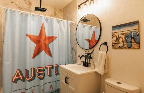 Longhorn Home with King Bed & Rain Showers Walk to DT Activities, Lake & Eateries - Foto 6