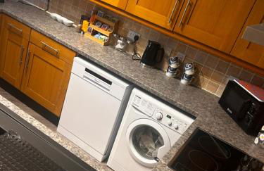 Sleeps 7, entire apartment,with restaurant next door - Foto 8