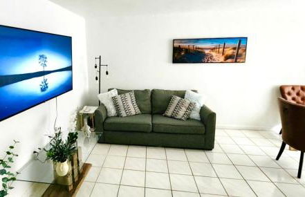 Bayfront Apartment Breathtaking Views- one bedroom w balcony- living room -Free Parking - Foto 20