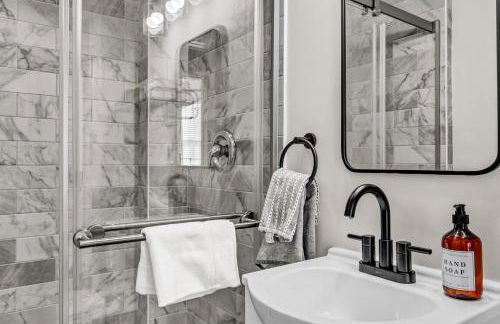 A Timeless Victorian Home with Period Charm! - Foto 38