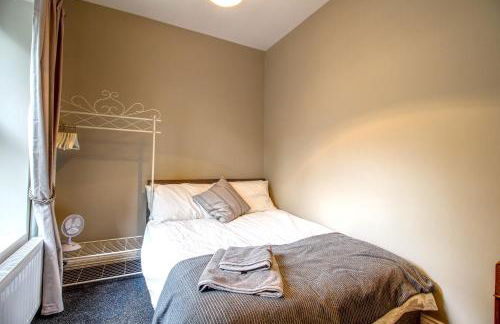 6 Dbl Bed, Central Huddersfield house inc parking - Foto 13