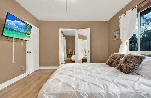 HUGE Outdoor soccer 4BR HEATED Pool house near Las Olas - Foto 44