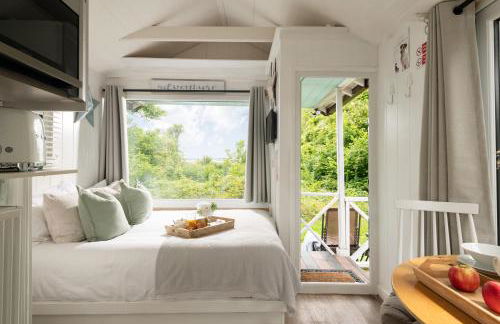 Woodland Art Studio - Cosy Woodland Studio with Private Hot Tub - Photo 5