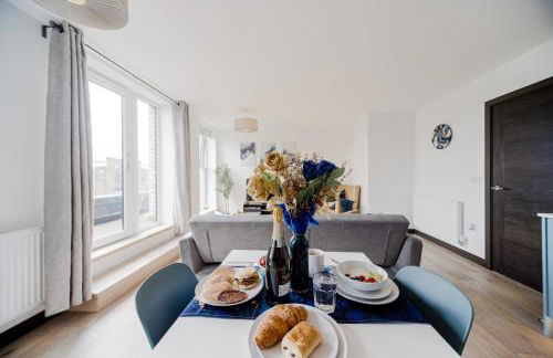 Step Free 2 Bed 2 bath Oasis FlatIClose to David Lloyd Gym with Fully Equipped Kitchen& Parking in DartfordIMins from station and 45 mins into Central London - Photo 27