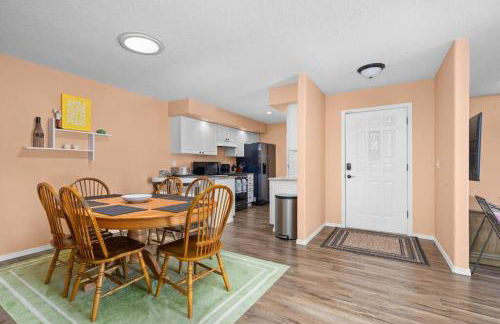 Solar Half-Plex with Chic Style in Country Glen - Foto 50