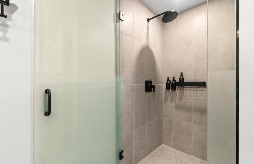 Downtown Condo with Den and Pool Access - Foto 19