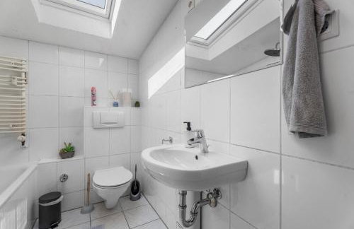 DG - Einfach aber sehr komfortabel - Wohnung für bis zu 12 Personen - Gruppen, Messe, Monteure, Studenten - Voll ausgestattet - 3 Smart-TV 55 Zoll Netflix, 1000 Mbit WLAN, voll ausgestattete Küche - Foto 7