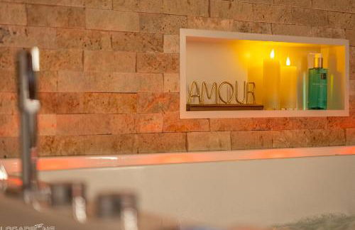 La Cadurcienne "Love room" jacuzzi & pièce secrète Cahors centre historique - Photo 8