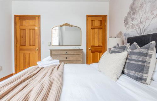 8BR Luxury Maplewood Manor, Hot Tub & Fire Pit - Foto 19