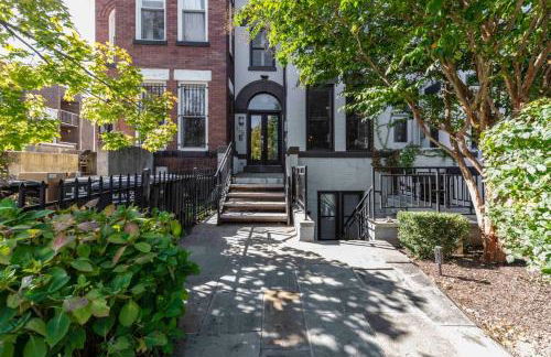 Luxe 2BD2BA Townhouse in Hip Area - Near Metro - Photo 16