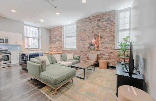 Lavishly Designed Home With Office Close to T - Photo 1