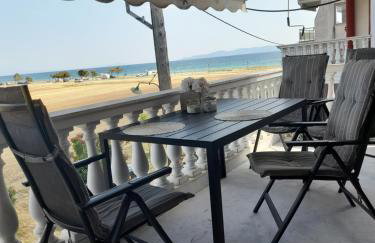 J&J Seaview Apartment - Photo 7