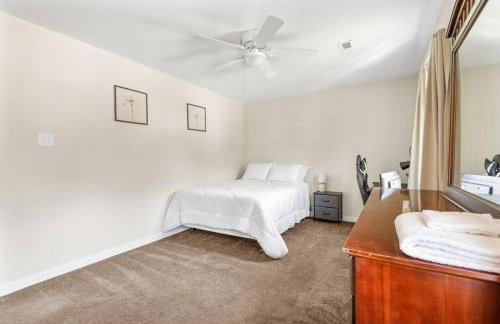 Prime Location 2 BR Oasis with Washer and Dryer - Foto 33