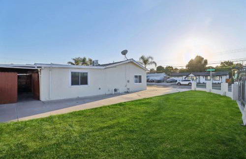 Entire Private Home with 2 Bedrooms 1 Bathroom, Gated Yard, Driveway Parking, Available Now - Foto 18