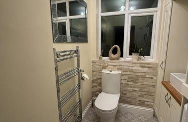 Entire House, Parking, Facilities, sleeps up to 6, suitable for contractors, families or NHS - Foto 22